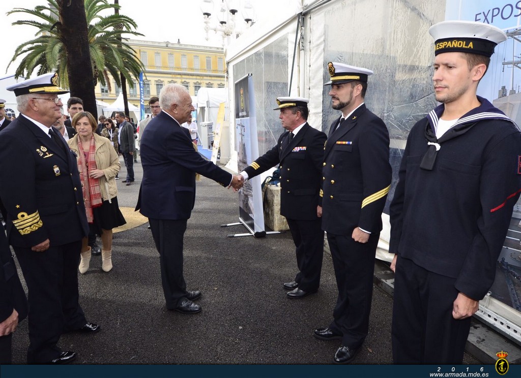 El ministro de asuntos exteriores en funciones saludando a su llegada al stand de la Armada